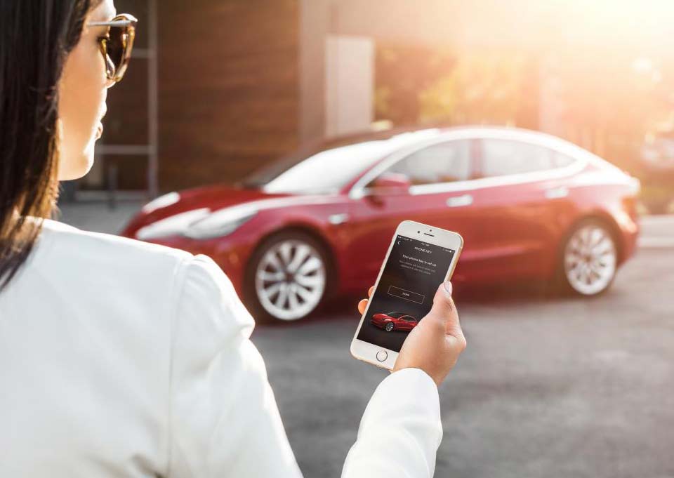 L'App Phone Key di Tesla permette di aprire l'auto e metterla in moto.