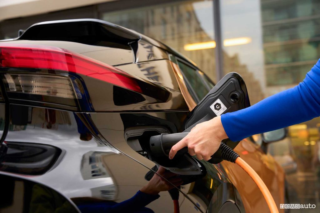 Toyota C-HR PHEV in ricarica