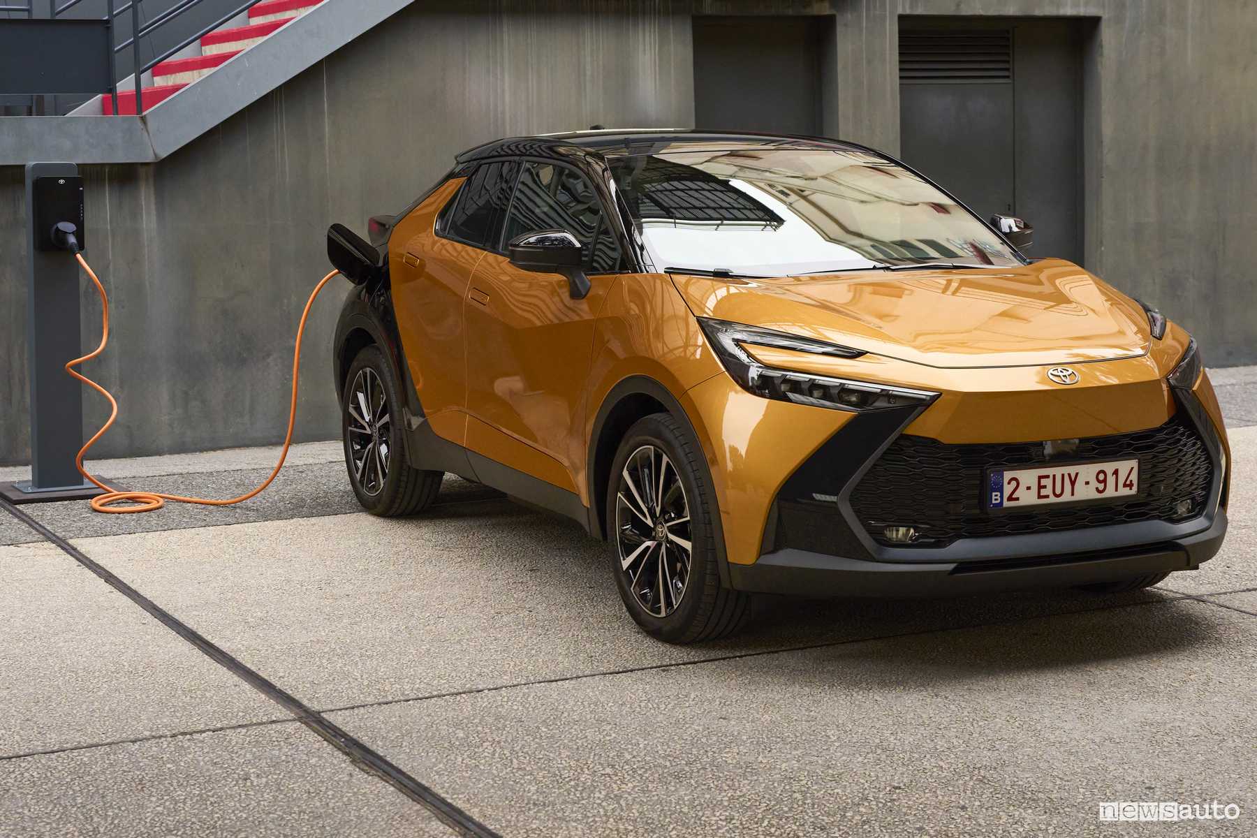 Toyota C-HR PHEV in ricarica