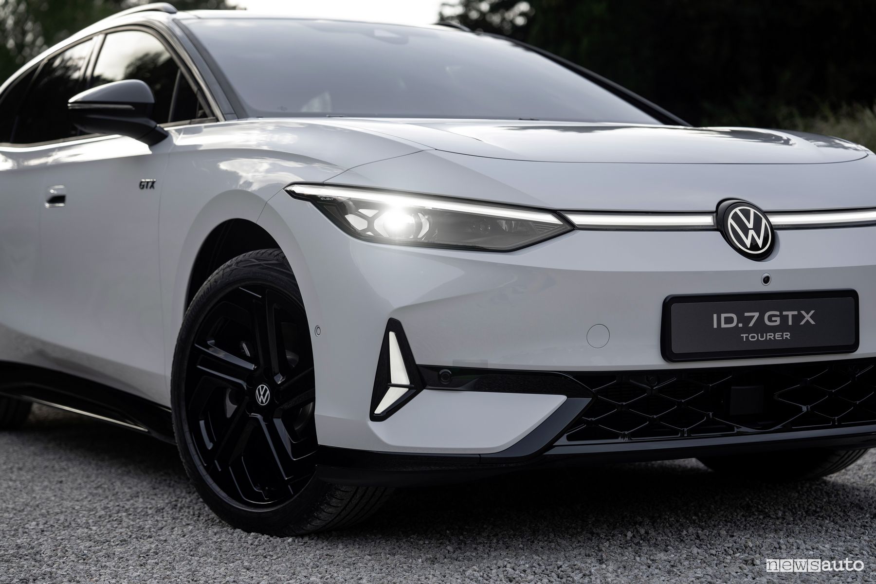 Volkswagen ID.7 GTX Tourer firma luminosa anteriore