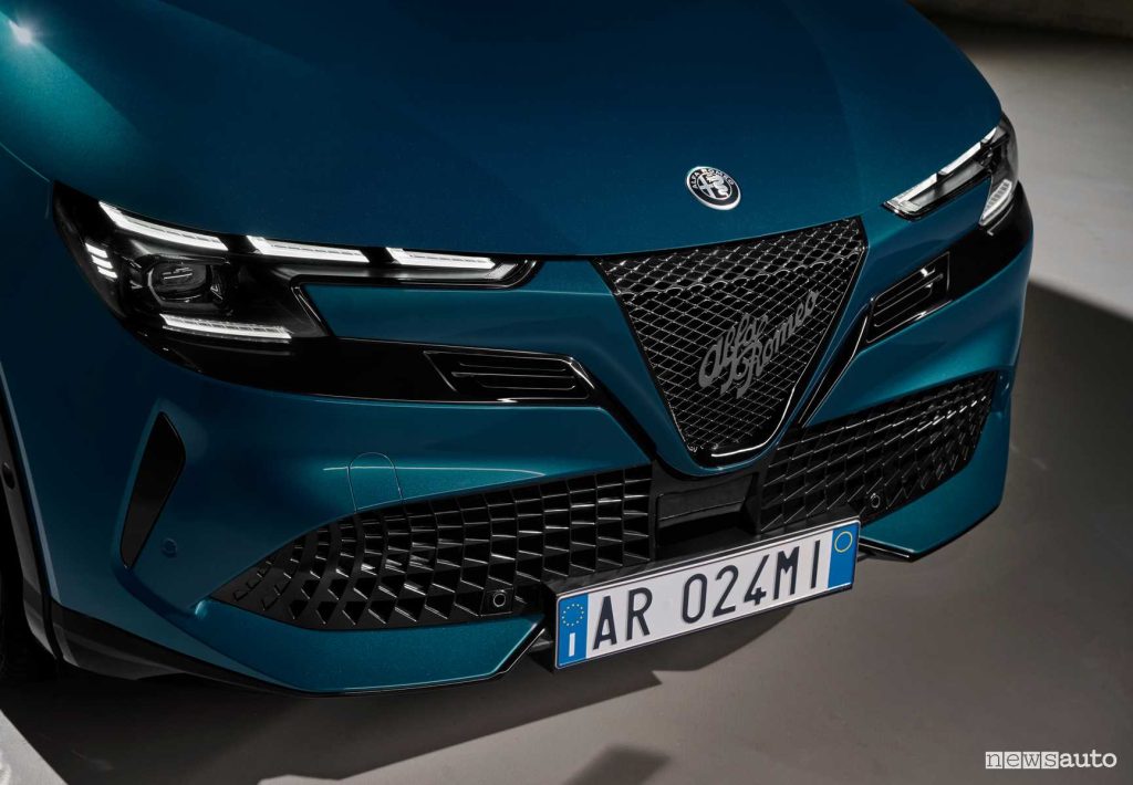 Alfa Romeo Junior scudetto anteriore "Leggenda", con la scritta Alfa Romeo integrata nella griglia
