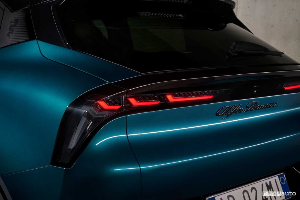Alfa Romeo Milano firma luminosa posteriore