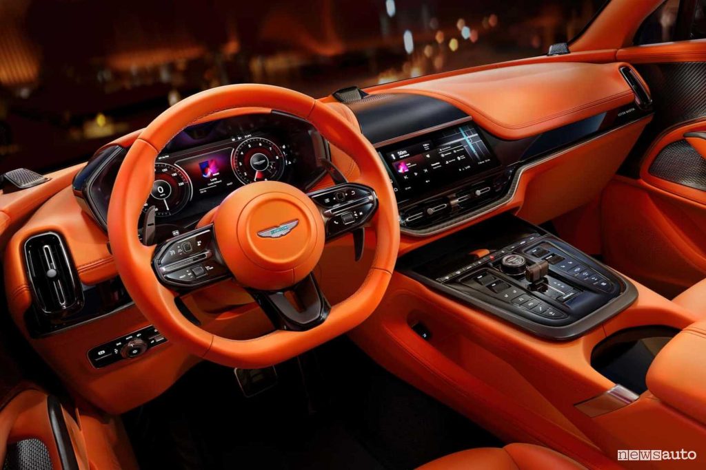 Aston Martin DBX707 plancia abitacolo