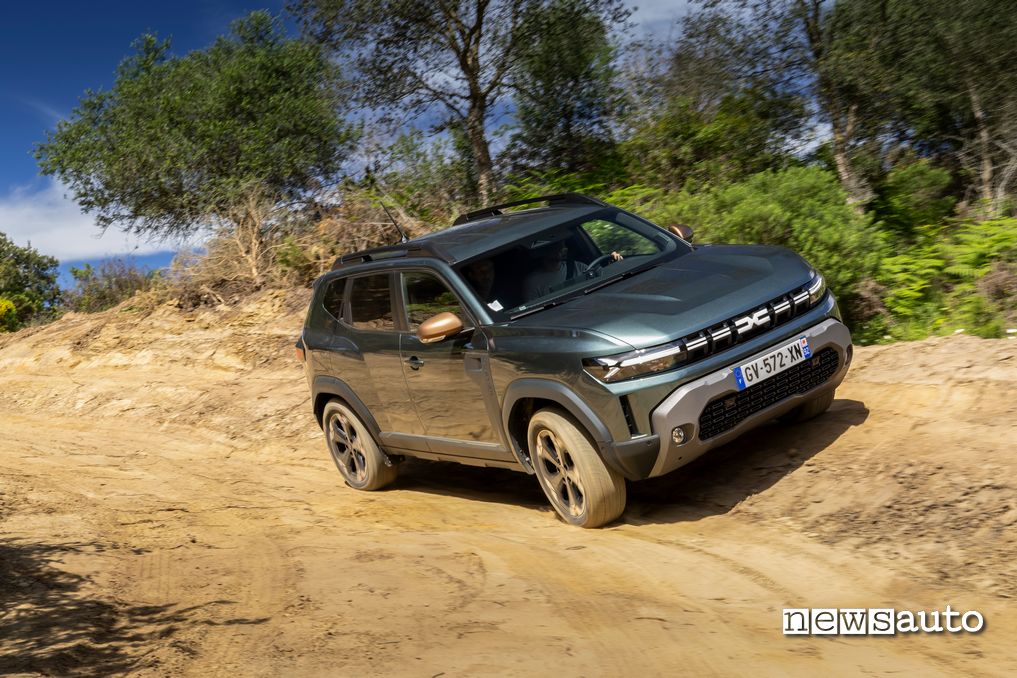 Dacia Duster 4x4 pendenza laterale offroad