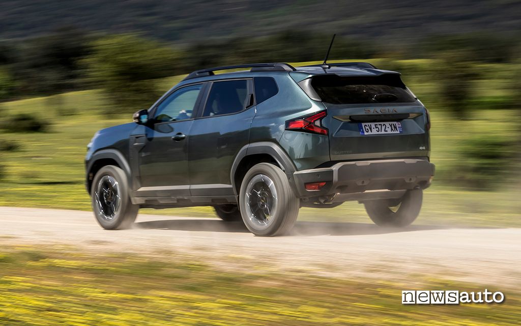 Dacia Duster 4x4 posteriore su sterrato