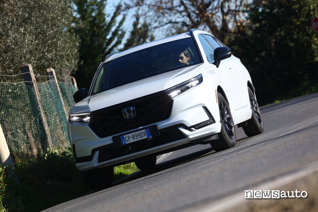 Honda CR-V PHEV frontale in movimento