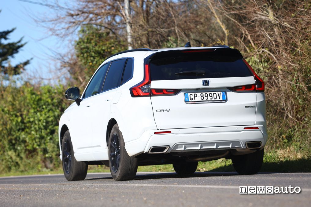 Honda CR-V PHEV vista posteriore in movimento