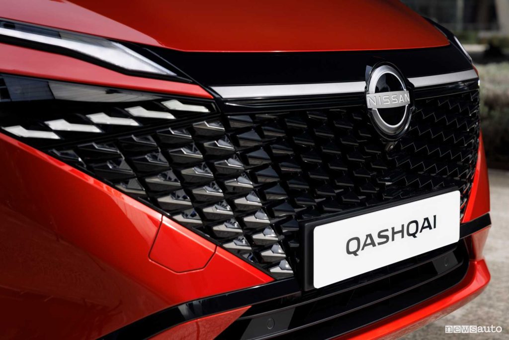 Nissan Qashqai 2024 telecamera griglia anteriore