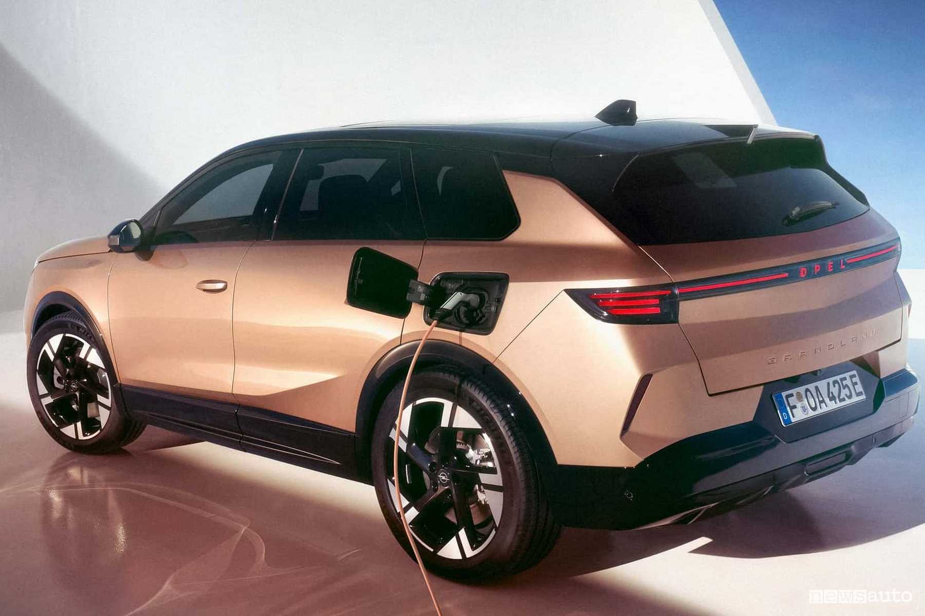 Nuova Opel Grandland in ricarica