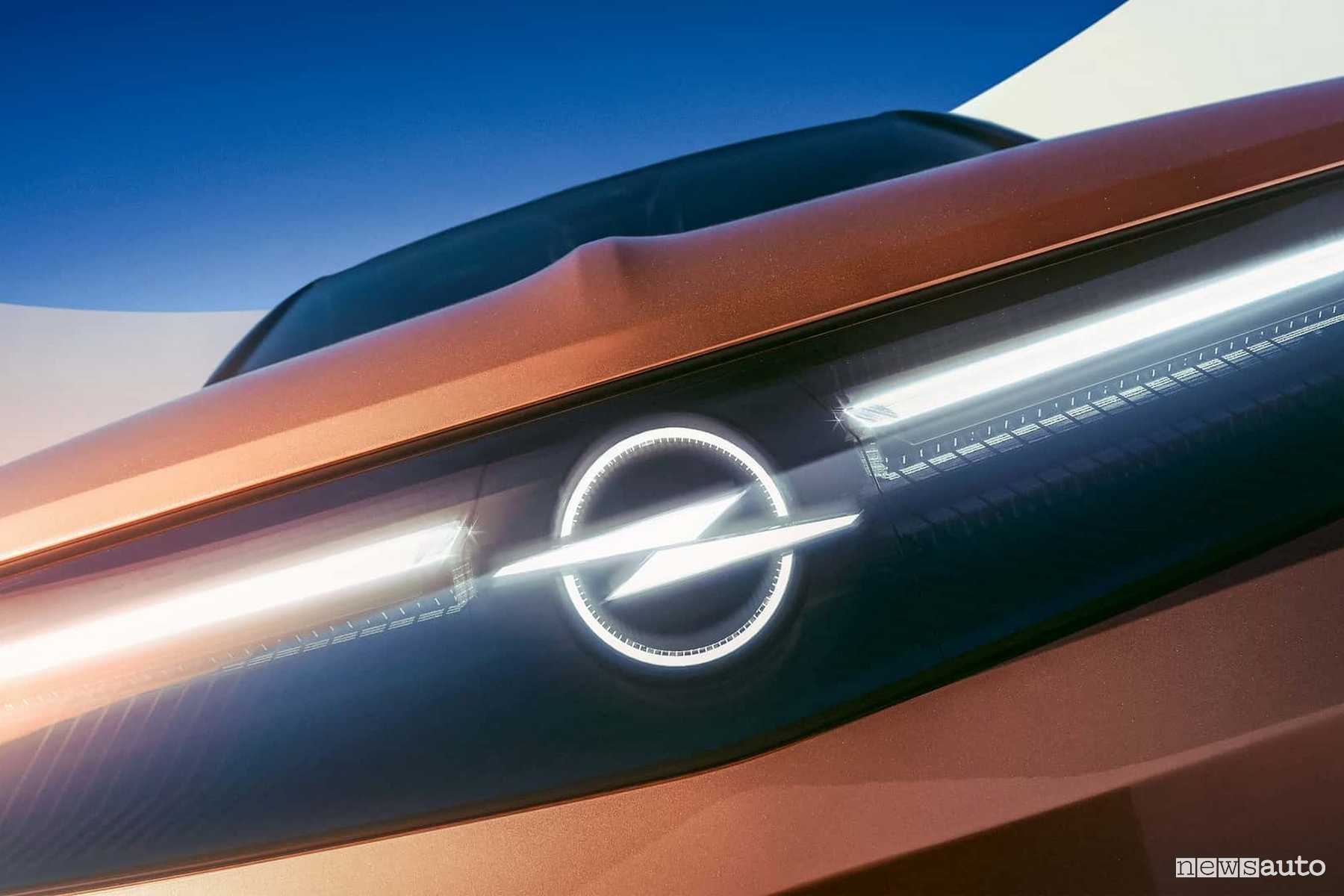 Nuova Opel Grandland logo illuminato sul frontale