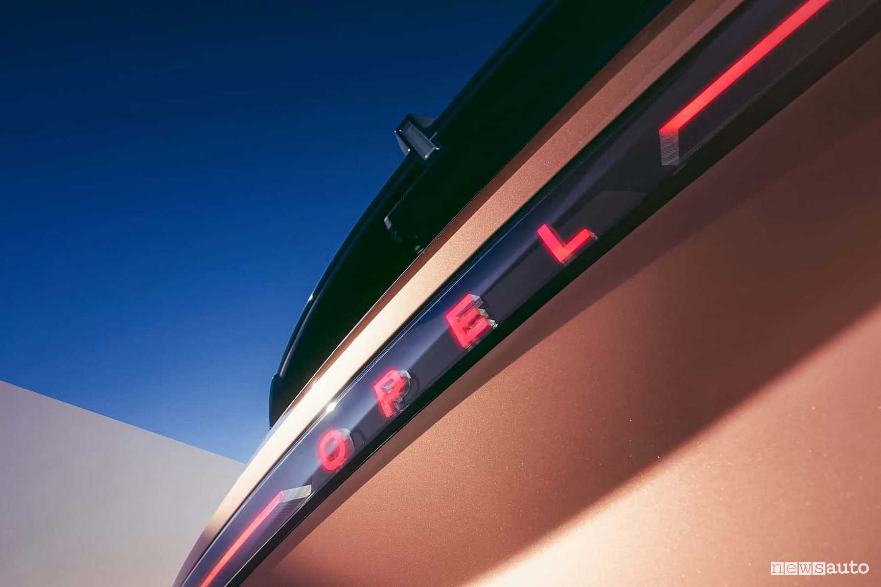 Nuova Opel Grandland scritta illuminata portellone posteriore