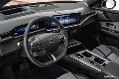 Nuova Opel Grandland volante abitacolo