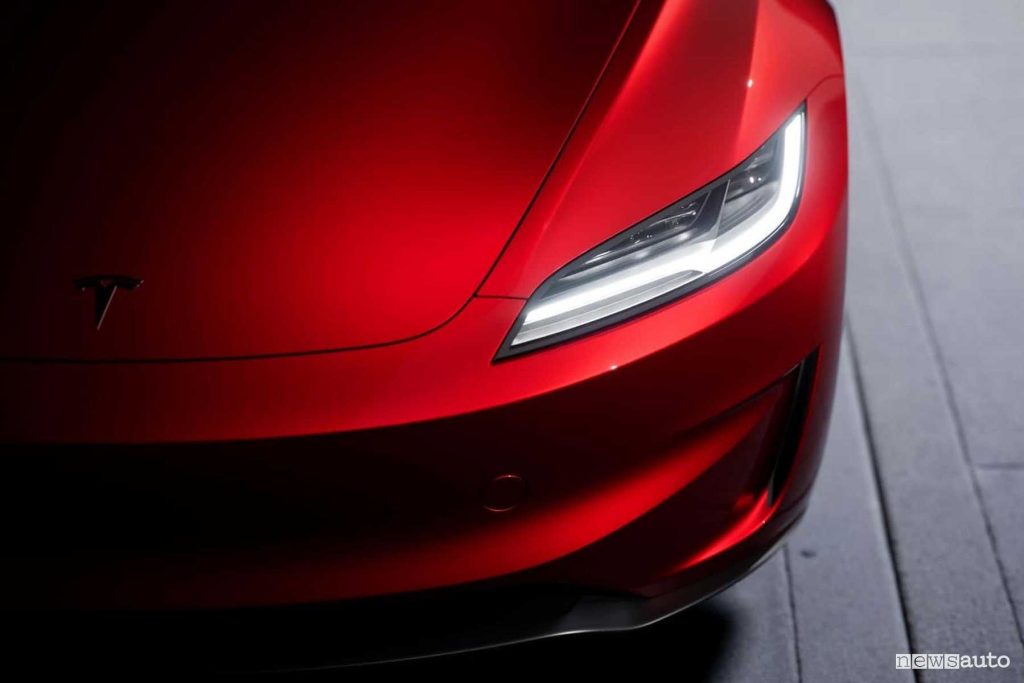 Tesla Model 3 Performance faro anteriore