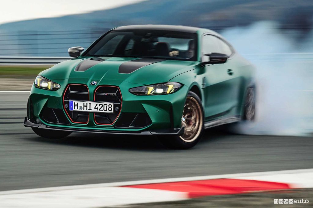 Nuova BMW M4 CS drifting in pista