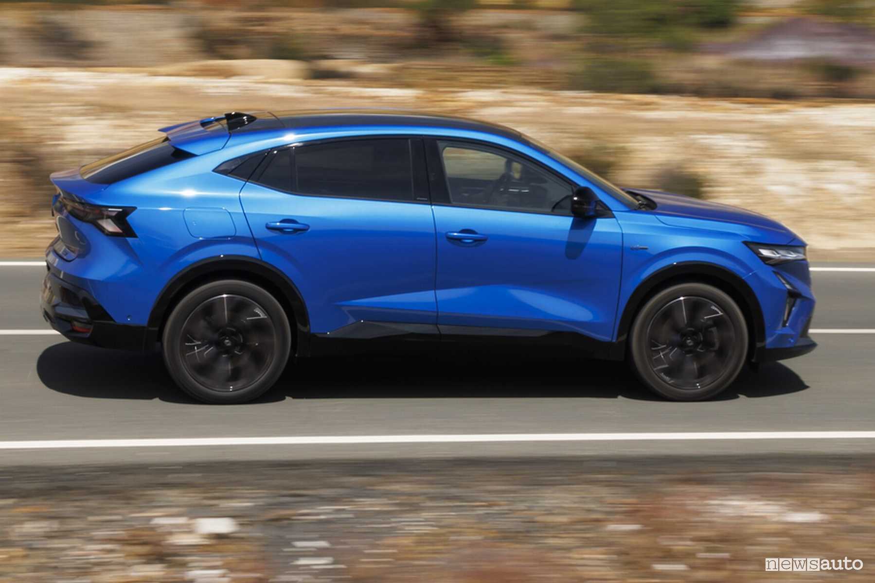 Renault Rafale E-Tech Hybrid Esprint Alpine su strada
