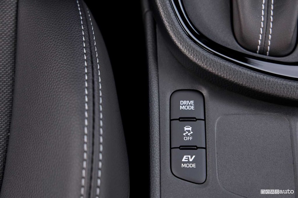 Il pulsante EV Mode sula Toyota Yaris Cross
