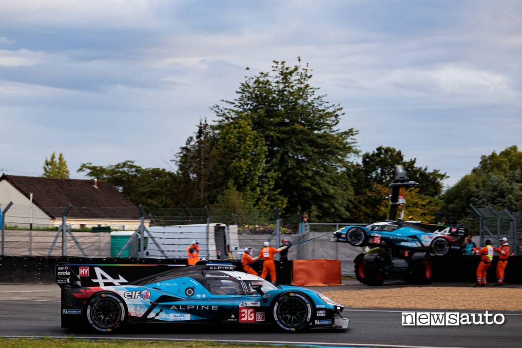 Alpine A424 numero 36 davanti alla 35 che si è ritirata