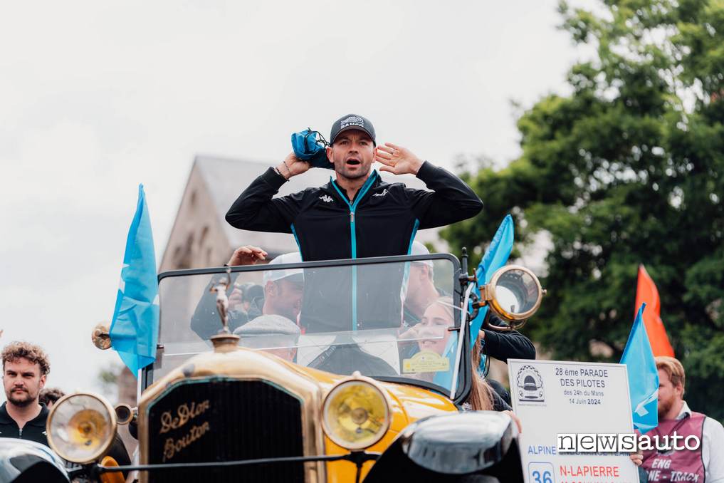 La parata dei piloti Alpine alla 24 Ore di Le Mans 2024