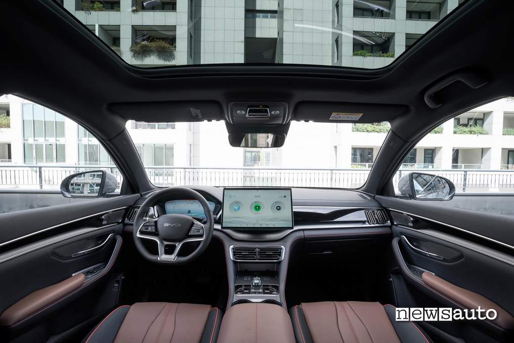 BYD Seal U DM-i 2024 interni abitacolo