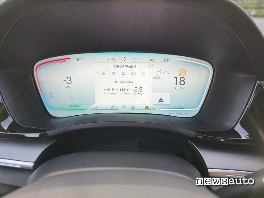 BYD Seal U DM-i 2024 strumentazione e consumo combinato