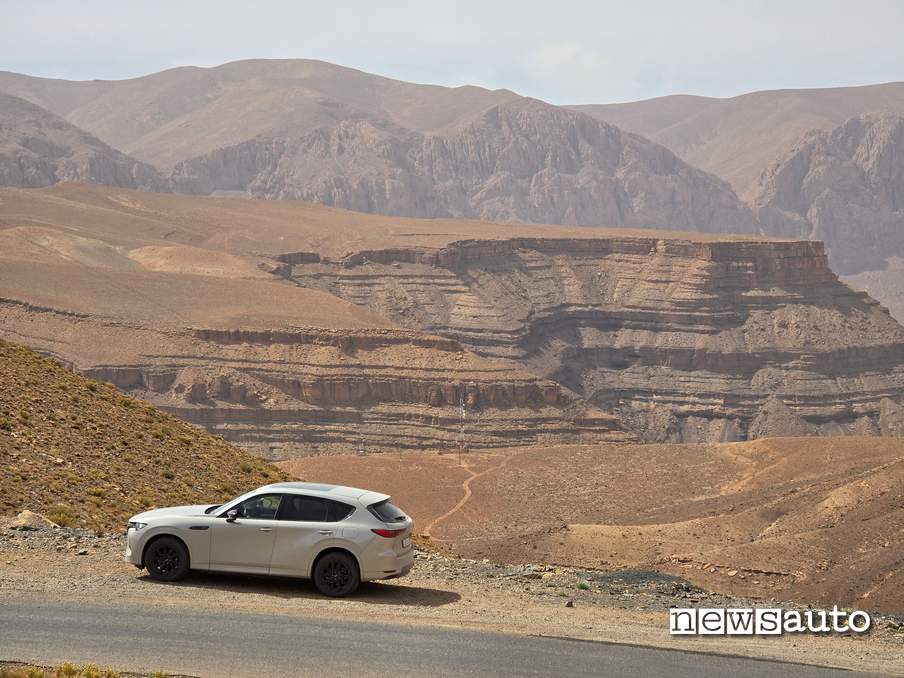Mazda Epic Drive Marocco 2024 la vista sull'Atlante e le Gole di Dades con la Mazda CX-60