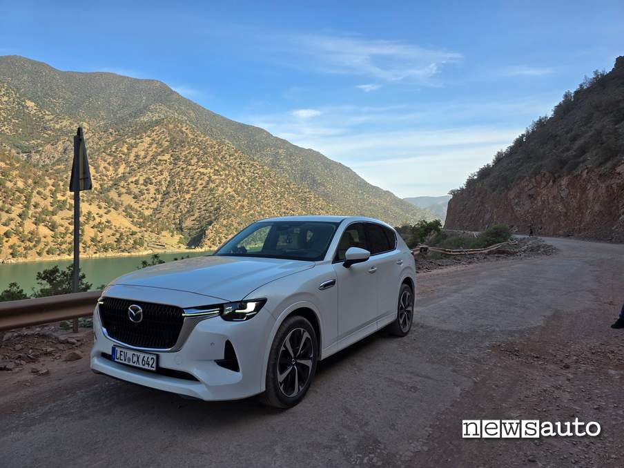 Mazda Epic Drive Marocco 2024 CX-60 su strada sterrata che porta al passo Tizi n'Test