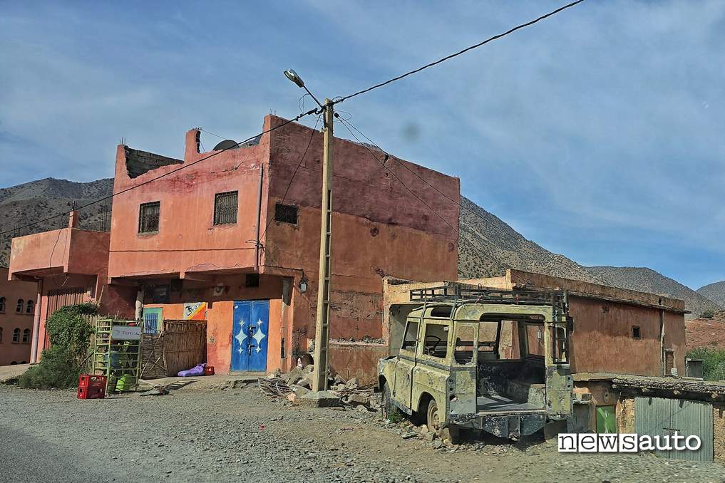 Mazda Epic Drive Marocco 2024 un vecchio Land Rover abbandonato sul passo del Tizi n'Test