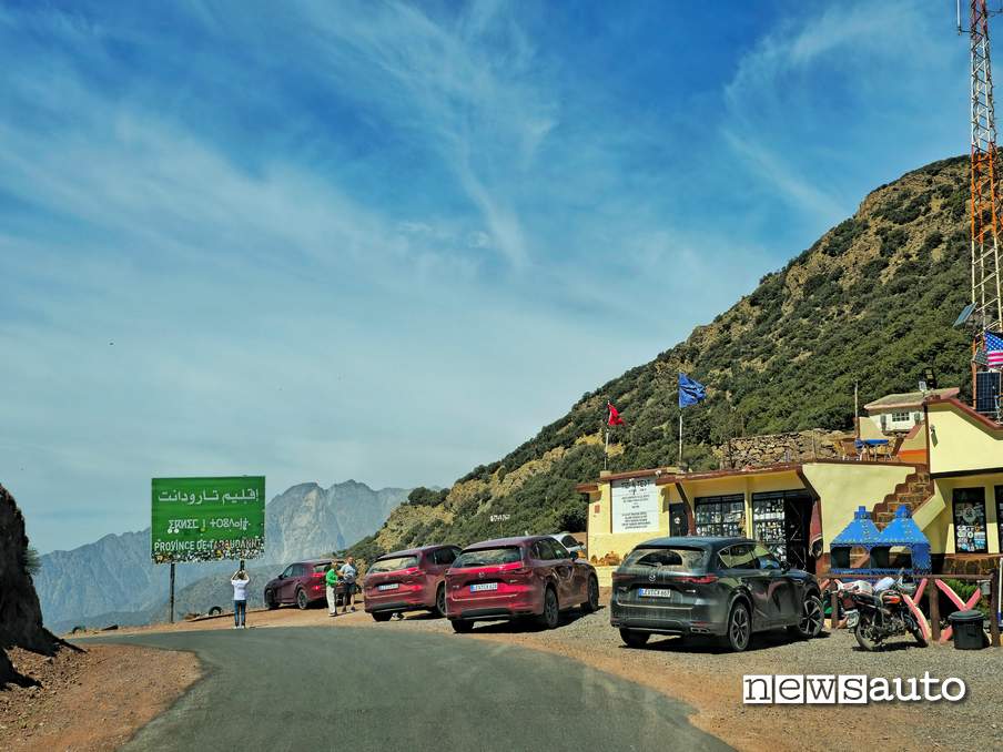 Un bel punto panoramico del Marocco sul passo Tizi n' Mazda Epic Drive Marocco 2024 punto panoramico sul passo Tizi n'Test