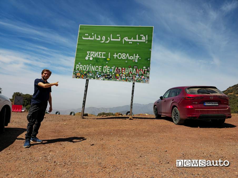 Mazda Epic Drive-Marocco 2024 sul passo Tizi n'Test al punto panoramico