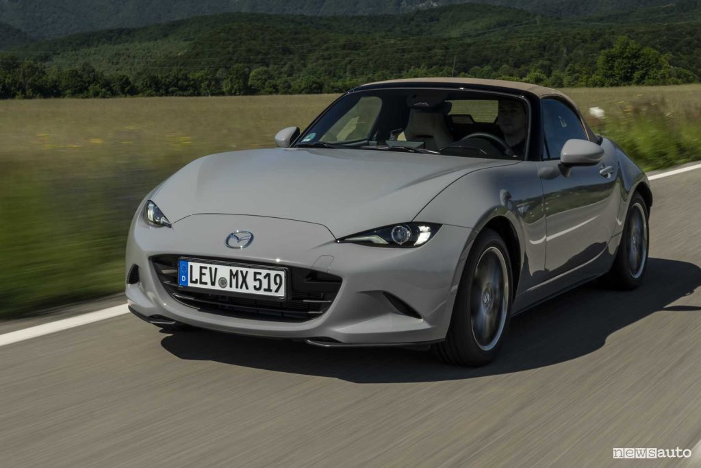 Mazda MX-5 Kazari 2024 su strada