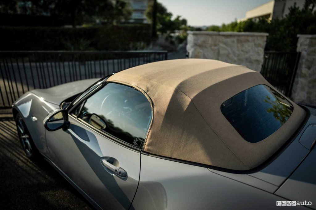 Mazda MX-5 Kazari 2024 capote chiusa