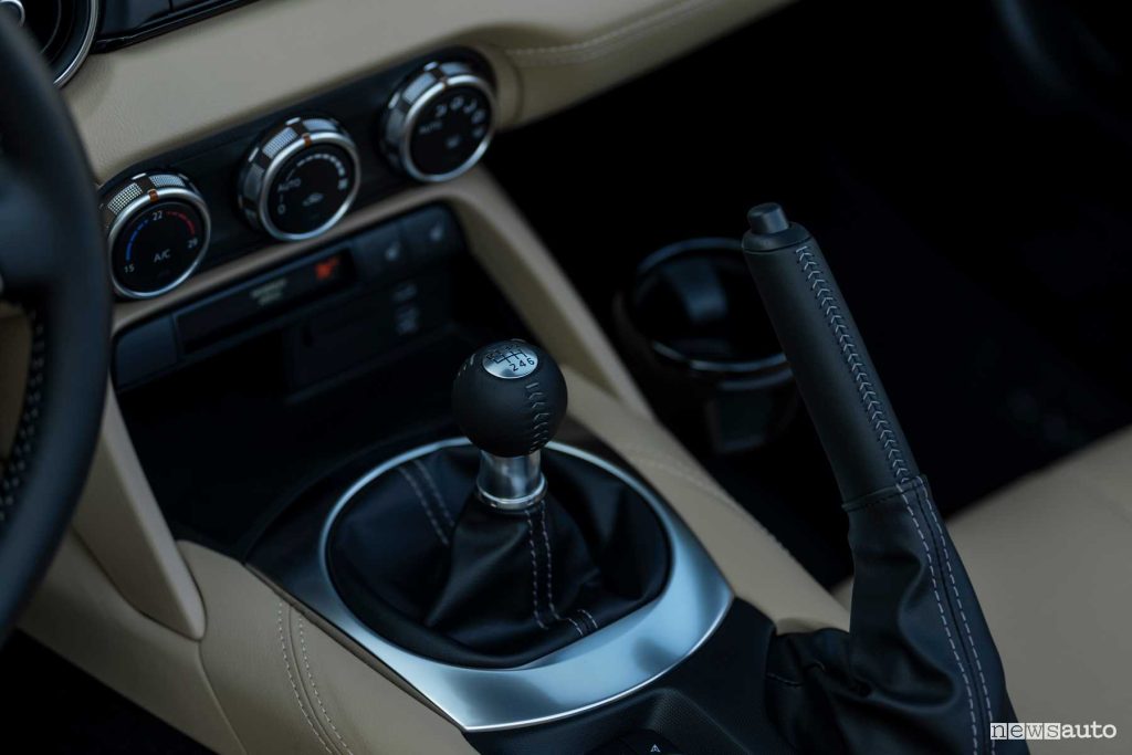 Mazda MX-5 Kazari 2024 leva cambio manuale