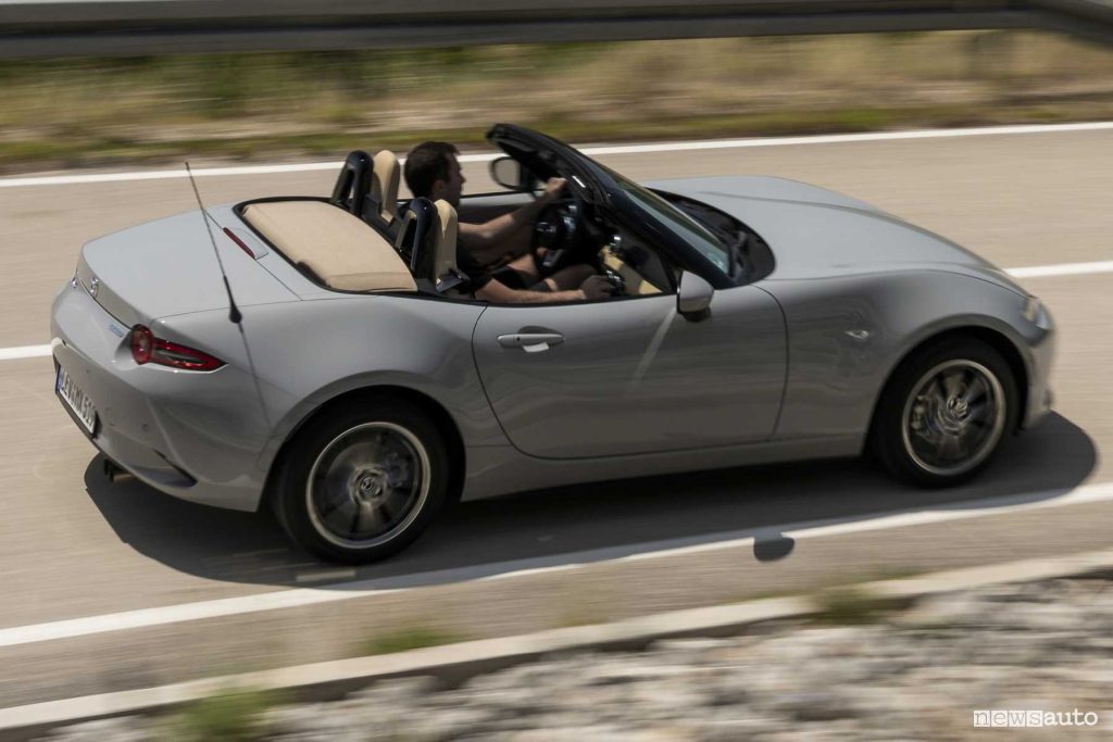 Mazda MX-5 Kazari 2024 su strada