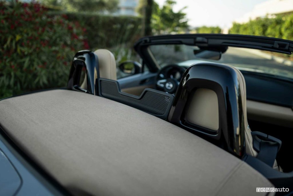 Mazda MX-5 Kazari 2024 poggiatesta abitacolo