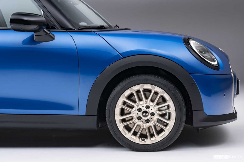 Mini Cooper 5 porte cerchi da 18"
