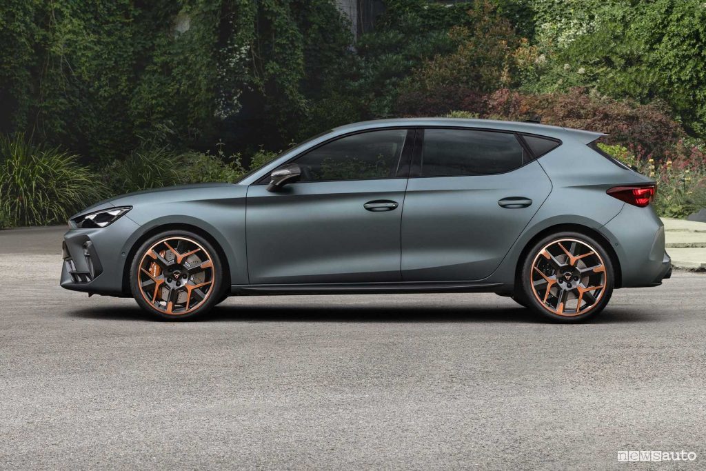 Nuova Cupra Leon VZ laterale