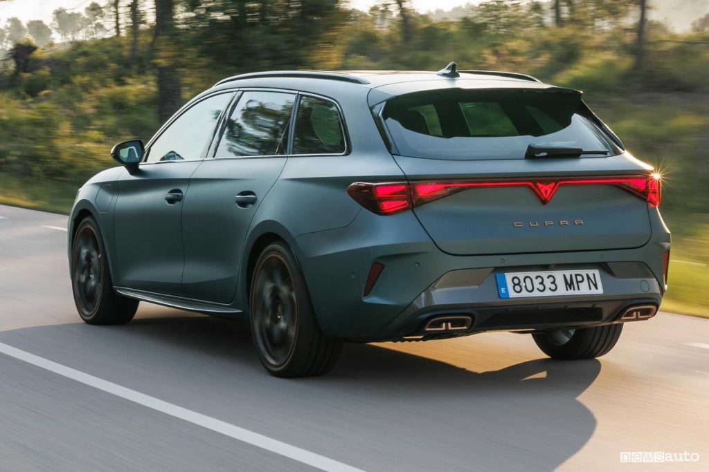 Nuova Cupra Leon Sportstourer su strada