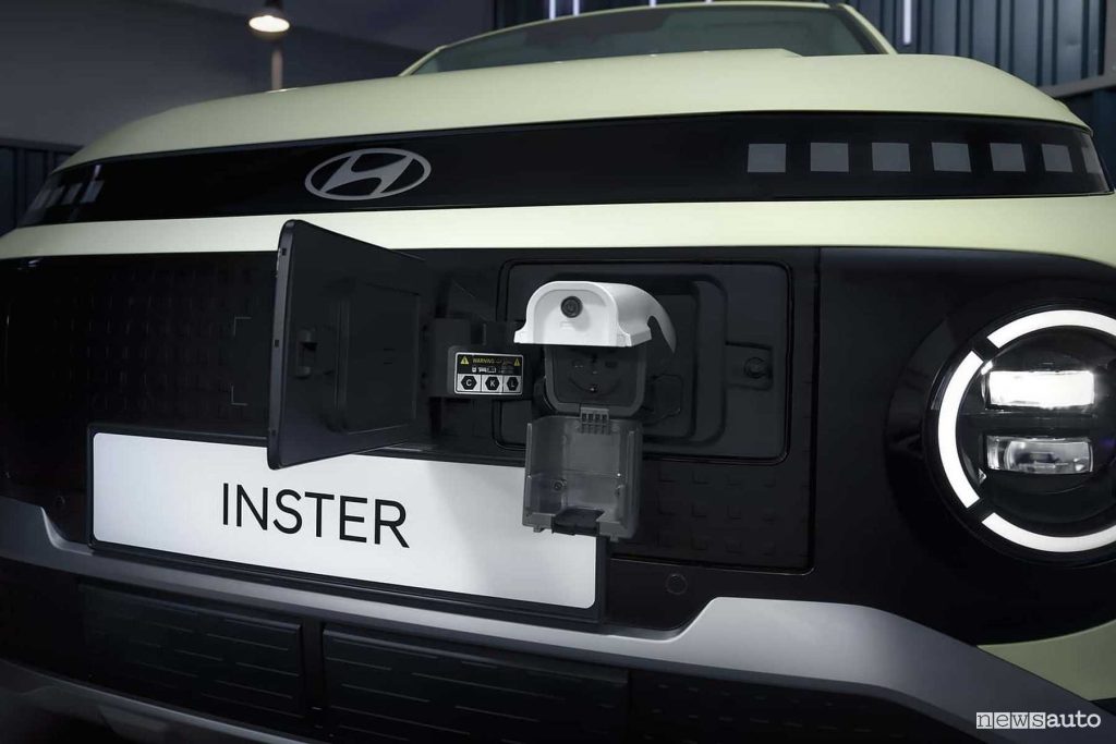 Nuova Hyundai Inster adattatore presa Vehicle-to-Load (V2L)