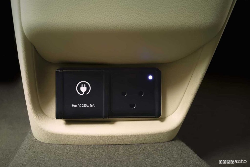Nuova Hyundai Inster presa AC 250V fila posteriore