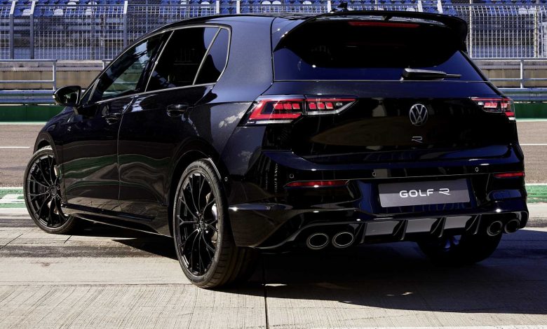 Nuova Volkswagen Golf R Black Edition posteriore 3/4