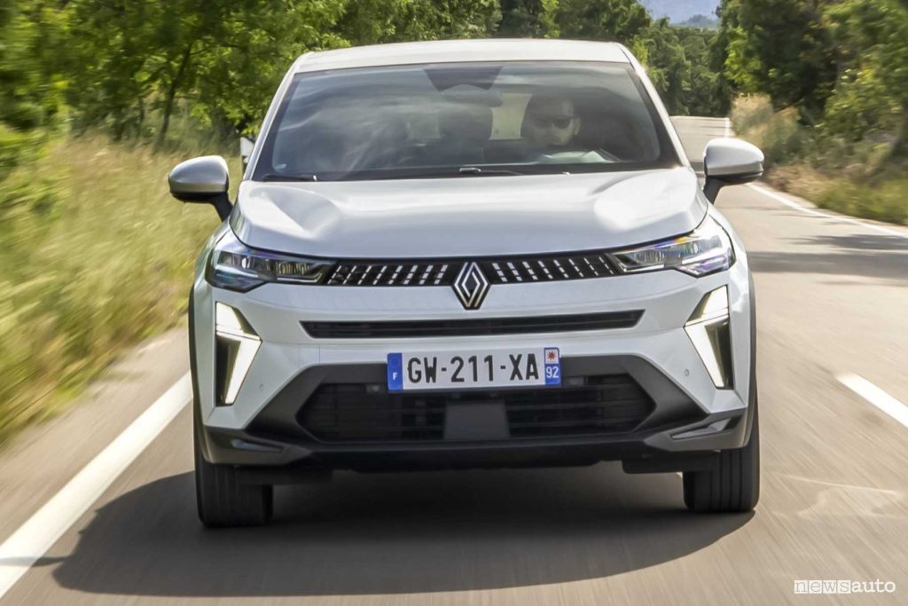Renault Captur E-Tech hybrid Techno su strada