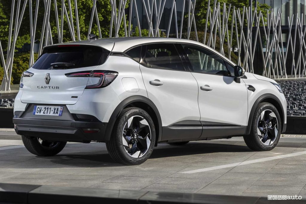Renault Captur E-Tech hybrid Techno posteriore 3/4