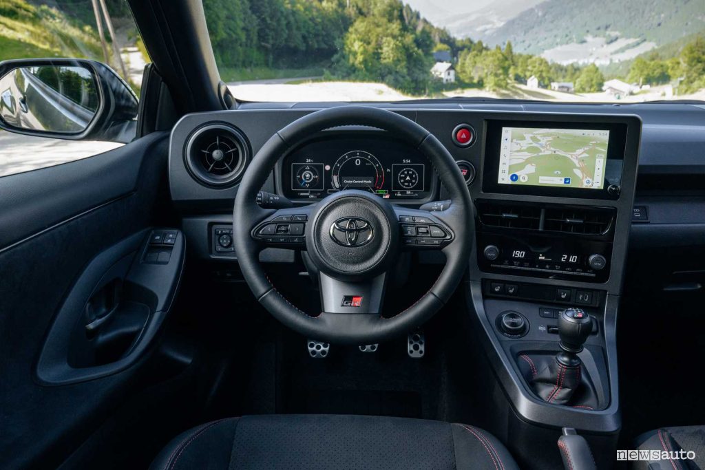 Nuova Toyota GR Yaris abitacolo con cambio manuale