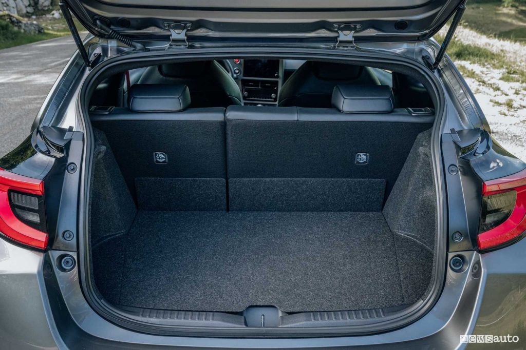 Nuova Toyota GR Yaris bagagliaio abitacolo