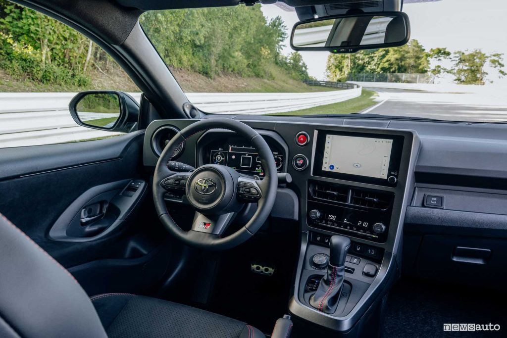Nuova Toyota GR Yaris plancia abitacolo