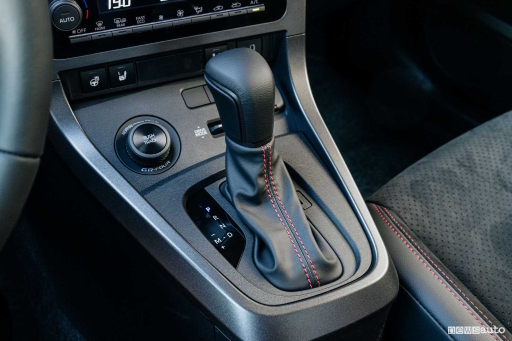 Nuova Toyota GR Yaris leva cambio automatico