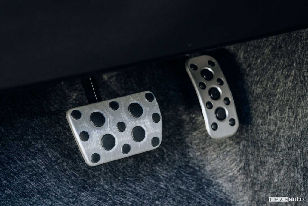 Nuova Toyota GR Yaris pedaliera freno e acceleratore