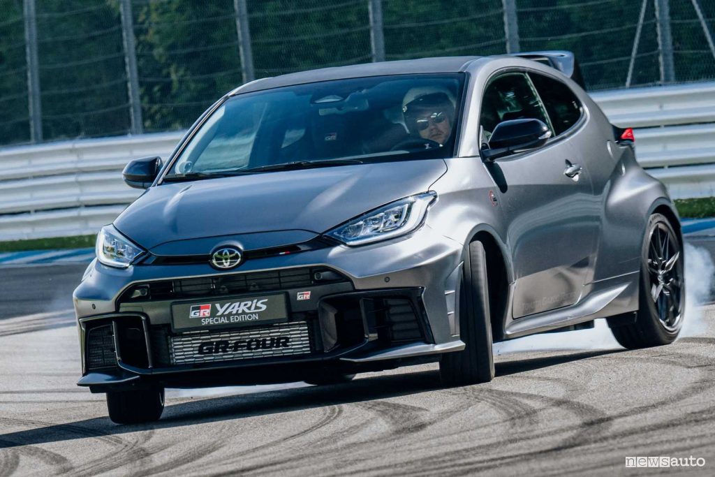 Nuova Toyota GR Yaris Special Edition Ogier derapata in pista