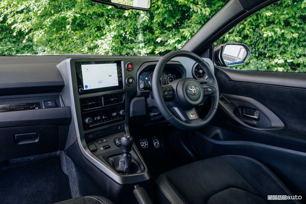 Toyota GR Yaris Special Edition Rovanpera abitacolo guida a destra