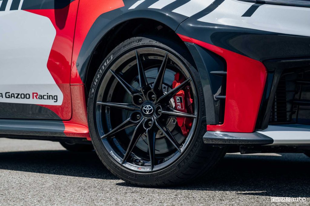 Toyota GR Yaris Special Edition Rovanpera cerchi e pinze freni rosse